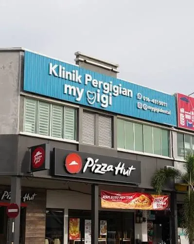 Papan tanda Klinik Pergigian Mygigi di atas Pizza Hut Sungai Dua